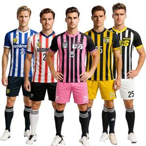 Camisetas de Fútbol Personalizadas 100% Poliéster Transpirables de Secado Rápido con Estampado por Transferencia de Calor, Cuello en V, Manga Corta, Nombre del Equipo, Logotipo, Degradado - Product Image 2