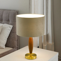 Lampe de table moderne rustique simple à LED E27 Edison pour bureau et chevet, en bois de caoutchouc, avec abat-jour en velours naturel, pour salle de lecture