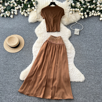 Ensemble deux pièces élégant pour femme, col en V, haut à manches courtes, jupe midi fluide taille haute, tenue ajustée pour le quotidien