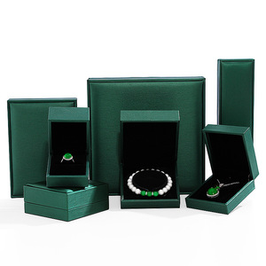 Boîte à collier rectangulaire de luxe brossée avec doublure en velours, personnalisable pour l'affichage et le rangement de bijoux - Product Image 1