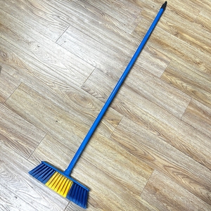 ประสบการณ์ 20 ปี โรงงานผลิตไม้กวาดพลาสติกแบบกำหนดเอง ด้ามจับทำจากไม้ PVC <span class=keywords><strong>ราคา</strong></span>ประหยัด อุปกรณ์ทำความสะอาด หัวไม้กวาดเปลี่ยนได้ - Product Image 3