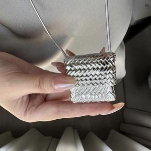 Collier pendentif mini tressé en acier inoxydable plaqué argent, bijoux de mode pour femme, cadeau 2024, sans pierres - Product Image 1