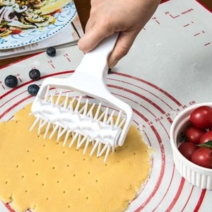 Rouleau perforateur à <span class=keywords><strong>pizza</strong></span> transfrontalier, perforateur à biscuits en plastique, rouleau à aiguilles, aiguille à poinçonner, couteau à mailles pour pain, outil de pâtisserie - Product Image 2