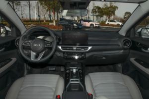 Disponibile <span class=keywords><strong>Kia</strong></span> K3 Usata Modello 2023 1.5L 115CV IVT Edizione Premium 5 Posti Berlina a Benzina Avviamento One-Touch con Tettuccio Apribile Singolo - Product Image 5