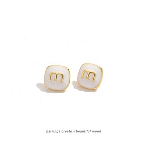 Boucles d'oreilles à clip en alliage, design géométrique carré tendance coréen haut de gamme, lettre M, mignonnes, style encens anti-moustiques, pour fête et cadeau - Product Image 1