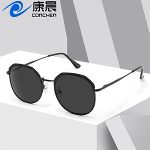 Gafas de Sol Redondas de Metal para Mujer Conchen, Protección UV400, Gafas de Sol de Viaje Modernas, Montura Negra, Lentes de PC - Product Image 4