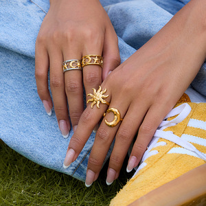 Anillo Personalizado de Dos Tonos con Luna y Estrella, Banda de Acero Inoxidable con Bloques de Color, Resistente al Deslustre, Hipoalergénico, Joyería para Mujer - Product Image 1