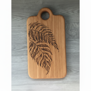 Tabla de cortar de madera de acacia de gran calidad hecha a mano con mango de cuero para uso en la cocina y tabla para servir alimentos a la venta - Product Image 1