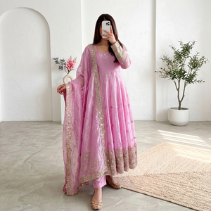 Traje Anarkali Rosa Bordado, Largo Hasta el Suelo, Ropa Tradicional India y Pakistaní para Bodas, Corte Holgado para Mujer, Manga Larga, Seda - Product Image 1