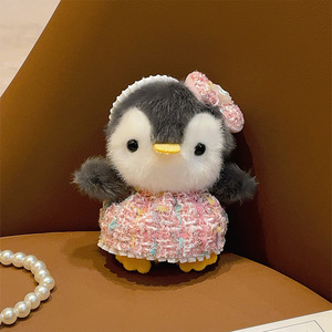 Lindo Llavero de Pingüino de Peluche con Vestido de Tweed, Elegante Muñeco de Peluche de Pingüino Pequeño para Bolso, Colgante Esponjoso de Pingüino para Mochila - Product Image 5