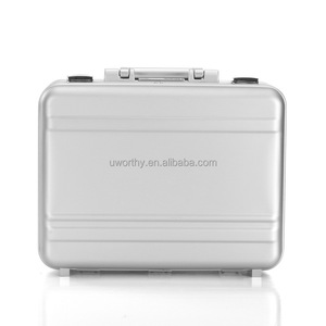 18 Inch Sáng Bóng Bạc Độn Bọt Cứng Nhôm Tùy Viên Trường Hợp Sang Trọng Máy Tính Xách Tay Cặp Combo Tsa Khóa Nhiệm Vụ Nặng Nề Bảo Vệ OEM - Product Image 5