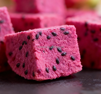 Gedroogde rode pitaya-dobbelstenen, magere gezonde knapperige drakenfruitballetjes, bulkverpakking, populaire kant-en-klare fruitsnack