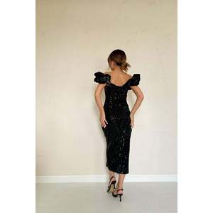 Robe de soirée élégante noire à sequins, coupe fourreau, épaules dénudées, manches bouffantes, dos nu, taille naturelle - Product Image 1