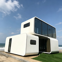 Maison-capsule commerciale à l'aspect personnalisé, boutique modulaire pour commerce de détail dans un contexte panoramique