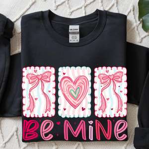 Transfert DTF Preppy Be Mine, prêt à presser, motif Valentine, nœud coquette, cœur en trait de pinceau, Cupidon, amour, DTF pour t-shirts, tasses - Product Image 6