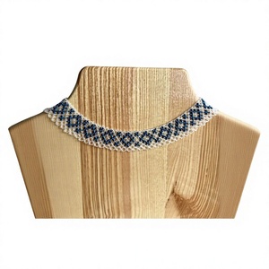 Elegante Conjunto de Collar y Pulsera con Cuentas Geométricas para Mujer, Joyería Hecha a Mano con Patrones Coloridos, Base Negra, por UO - Product Image 1