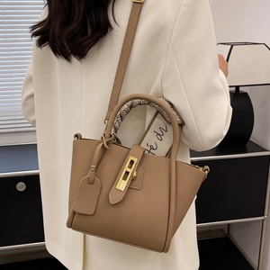 <span class=keywords><strong>Borse</strong></span> a Secchiello in Pelle Bianca Personalizzate OEM ODM, <span class=keywords><strong>Borse</strong></span> a Spalla con Design e Logo Personalizzati - Product Image 3
