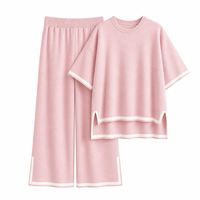 Prix de gros direct usine Ensemble deux pièces pour femme : Haut en maille imprimé à manches courtes et coupe ample, et pantalon large taille haute