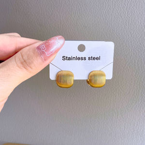 Pendientes de aro dorados de acero inoxidable 316L con rayas, resistentes al deslustre, chapados en oro de 18k, con diseño de clip y tachuelas cuadradas acanaladas. - Product Image 4