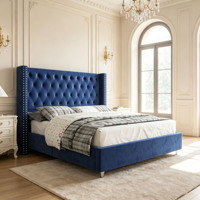 Lit plateforme capitonné de luxe en velours bleu avec dossier ailé, boutons diamantés et garniture cloutée, taille King, mobilier de chambre
