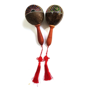 Maracas de cáscara de coco pintadas a mano al por mayor con borla de nudo chino, instrumento de percusión para guardería - Product Image 2