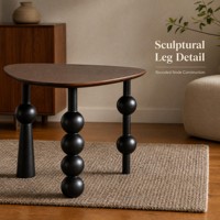 Table basse moderne de forme organique avec trois pieds sphériques noirs pour canapé et salon
