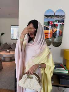 Abaya Aperta Hafizah Bicolore con Ricamo Floreale, Kimono Modesto Islamico Rosa e Giallo con Sciarpa - Product Image 2