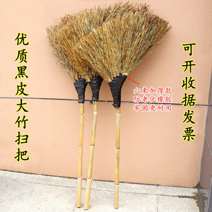 Escoba grande de bambú para uso exterior, hecha a mano, tamaño extragrande, con diseño de rama dorada. - Product Image 3
