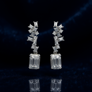 Orecchini Pendenti E1090 in Oro Bianco con Diamanti Taglio Smeraldo, Montatura a Griffe, Gioielli di Lusso Geometrici per Matrimonio - Product Image 2