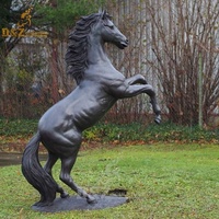 Statue d'animal en cuivre et laiton grandeur nature personnalisée, grande sculpture de cheval en bronze en plein air, courant et sautant, pour la décoration de la maison et du jardin