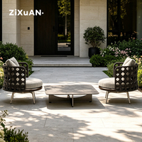 Ensemble de mobilier de patio de luxe pour l'extérieur : Canapé, chaise longue en rotin et aluminium, table basse design pour hôtel, villa et cour