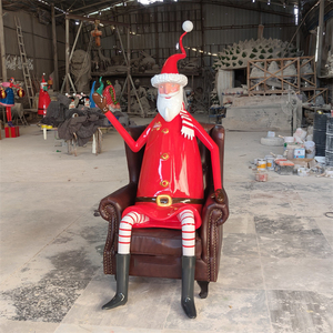 Escultura de Santa Claus de Fibra de Vidrio Resistente para Instalación Navideña, Pintada con Cintas Coloridas y Regalos, Exhibición en Escaparates Navideños - Product Image 2