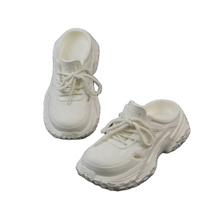 Sabots blancs en maille à lacets avec semelle extérieure en EVA, bout rond, respirants, tendance estivale, sportifs, à enfiler - Product Image 1