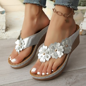 Nouvelles sandales compensées beige pour femme 2026 avec appliques florales et perles, mules à plateforme avec entre-doigts - Product Image 3