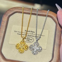 Collier Vajra en forme de croix, un accessoire pendentif de luxe léger, de niche et haut de gamme pour femmes. C'est une clavicule