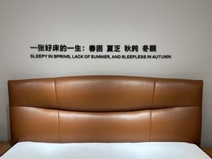 מיטת יוקרה מודרנית אקולוגית בגודל קווין/קינג, מרופדת עור כתום רך עם מסגרת עץ אורן, מיטה נוחה - Product Image 4