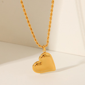 Pendentif cœur lisse tendance en acier inoxydable plaqué or 18 carats Collier ras du cou à chaîne torsadée pour la Saint-Valentin - Product Image 1