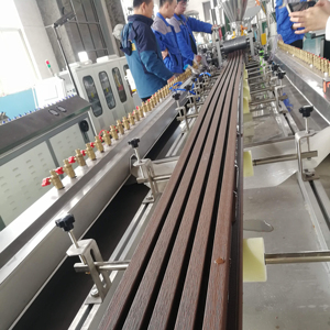 Extrusora de Doble Tornillo de Alta Capacidad para la Fabricación de Perfiles de Terraza WPC con Motor de 37kW para Reciclaje de <span class=keywords><strong>Madera</strong></span> Plástica - Product Image 1