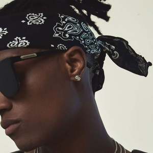 Boucles d'oreilles clous de luxe classiques en cuivre, entièrement ornées de strass, motif lettre dollar, tendance, unisexe, pour mariage et soirée - Product Image 4