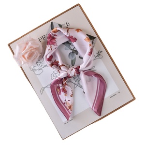 وشاح مربع للنساء من الساتان والشيفون بملمس حريري، أزرق فاتح مع طباعة زهور برتقالية، 70 سم، إكسسوار أنيق، منديل مربع - Product Image 5