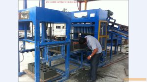 آلة صنع الطوب شبه الأوتوماتيكية QT5-15 - Product Image 1