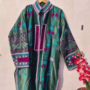 Colección de la mejor calidad, chaqueta larga de terciopelo SUZANI hecha a mano |   Abrigo de invierno bohemio con bordado floral a precio de mayorista - Product Image 1