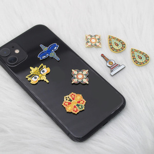 Badges en métal émaillé modernes personnalisés et autocollants en métal pour les protecteurs d'écran et les coques de téléphone - Product Image 2