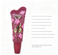 Tube souple pour gloss à lèvres imprimé floral personnalisé, bord ondulé scellé, embout transparent incurvé et incliné, capuchon conique rouge bordeaux, mini soin des lèvres à l'huile