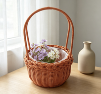 Panier en rotin tressé en plastique à longue poignée, panier rustique pour arrangement floral, pour cadeau de mariage et décoration de table
