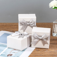 Boîte cadeau blanche avec nœud en ruban argenté, emballage exquis pour les cadeaux de fêtes et d'anniversaires