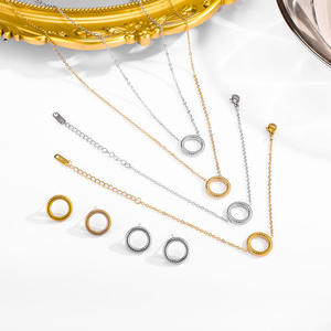 Ensemble de bijoux tendance en acier inoxydable trois pièces : collier, bracelet et boucles d'oreilles géométriques fins et simples, entourés de fil métallique - Product Image 2
