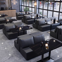 Ensemble de sièges et table de style industriel pour les bars et les pubs, canapé rembourré en cuir avec table en marbre noir