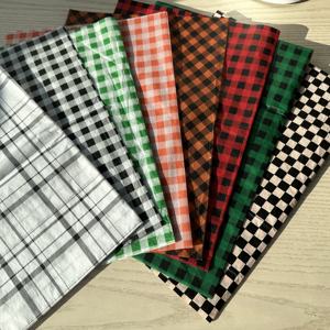 Papier d'emballage en tissu à treillis rouge noir personnalisé revêtement simple face pour chaussures d'emballage cadeau vêtements - Product Image 2