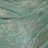 Tissu en velours de rayonne de luxe avec motif floral 3D perlé et broderie fil doré, artisanat lourd pour abayas et robes de soirée haut de gamme